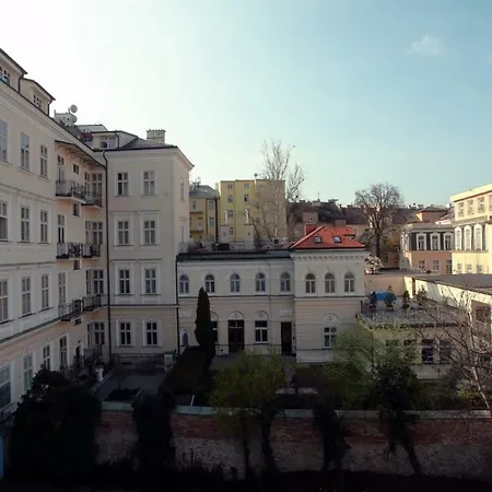The House - Mezibranska Апартаменты Прага