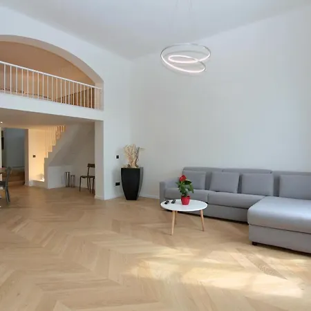 The House - Mezibranska