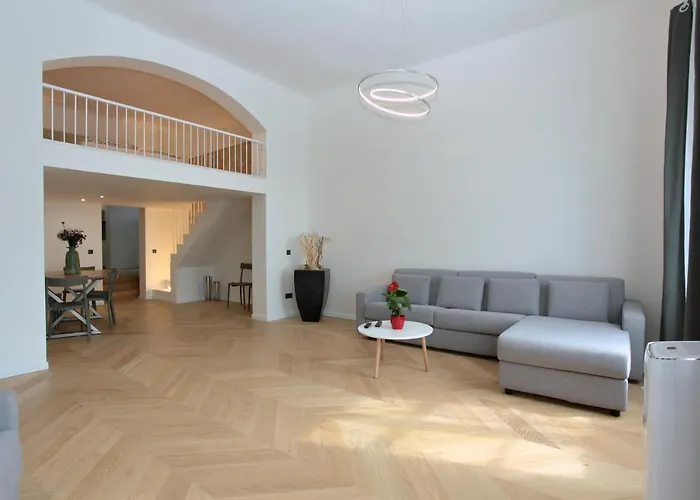 The House - Mezibranska